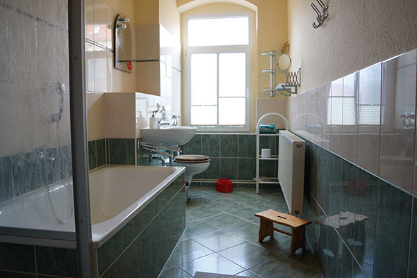 Tageslichtbad der Ferienwohnung mit Badewanne, Dusche und Fenster