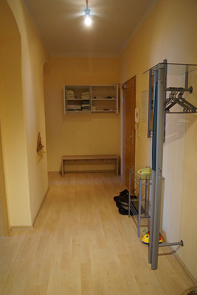 Eingangsbereich der Ferienwohnung mit Garderobe und Stauraum
